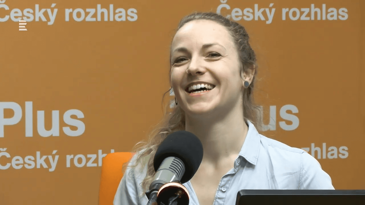 Adéla Šimková v rádiovém vysílání s úsměvem