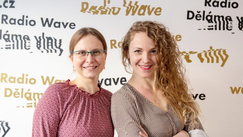 Adéla Šimková a Tereza Ormsby pózující před nápisem Radio Wave