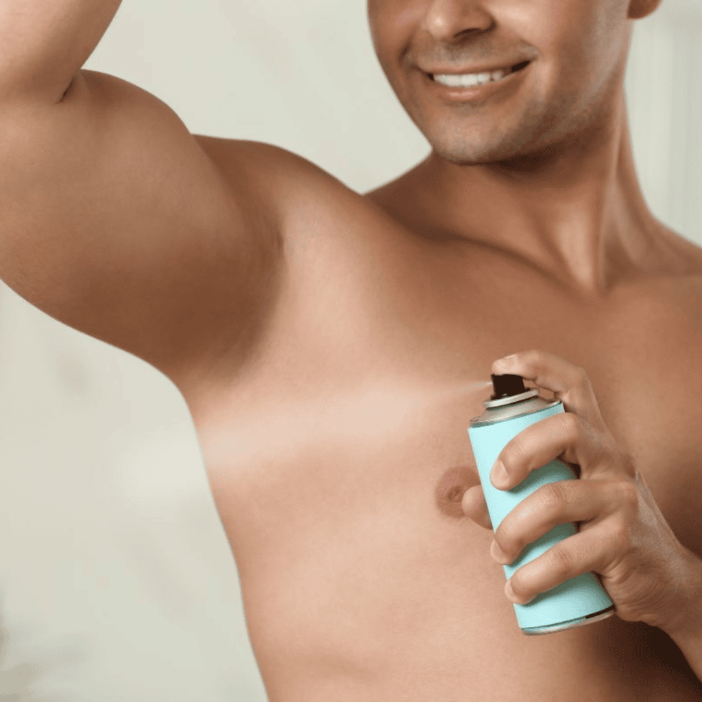 muž používající antiperspirant do podpaží