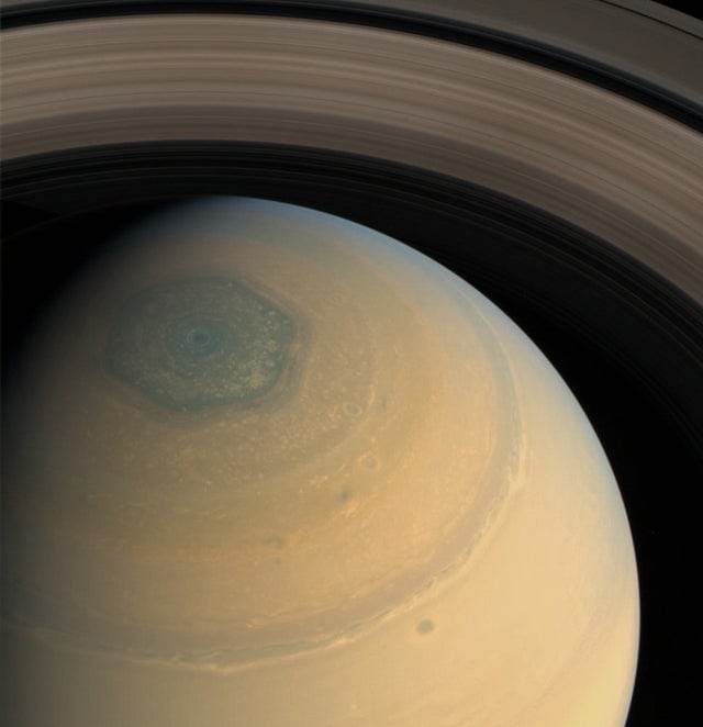 Planeta Saturn s hexagovnovým útvarem na pólu.