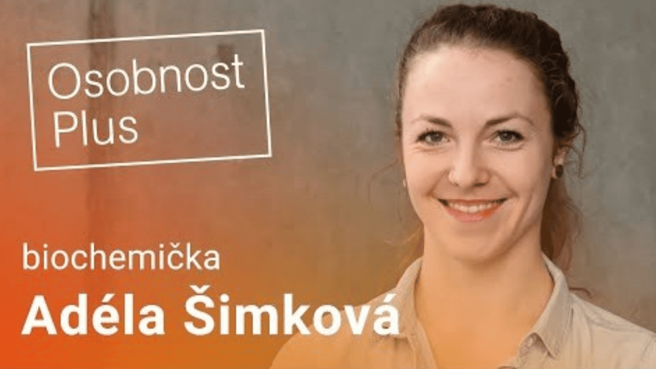 Adéla Šimková v rádiovém vysílání s úsměvem