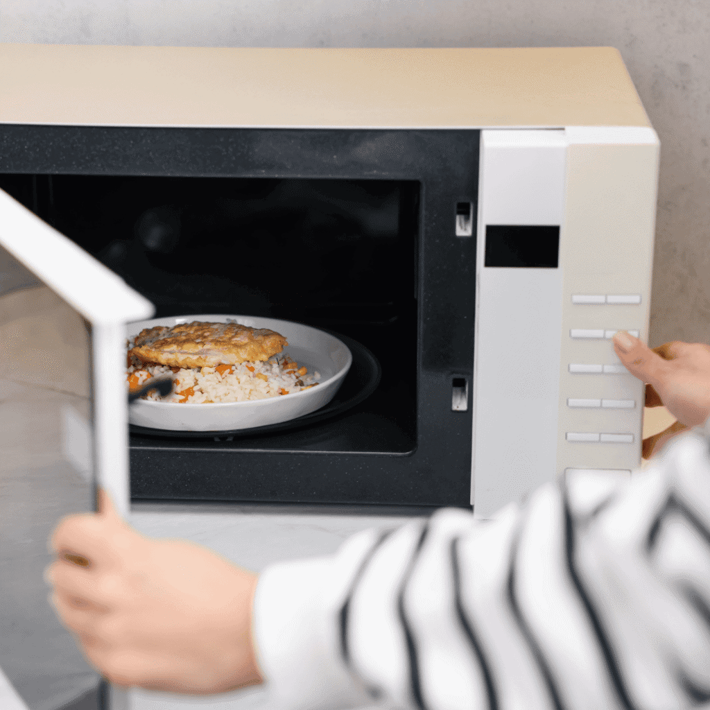 Ohřívá mikrovlnka jídla rovnoměrně?