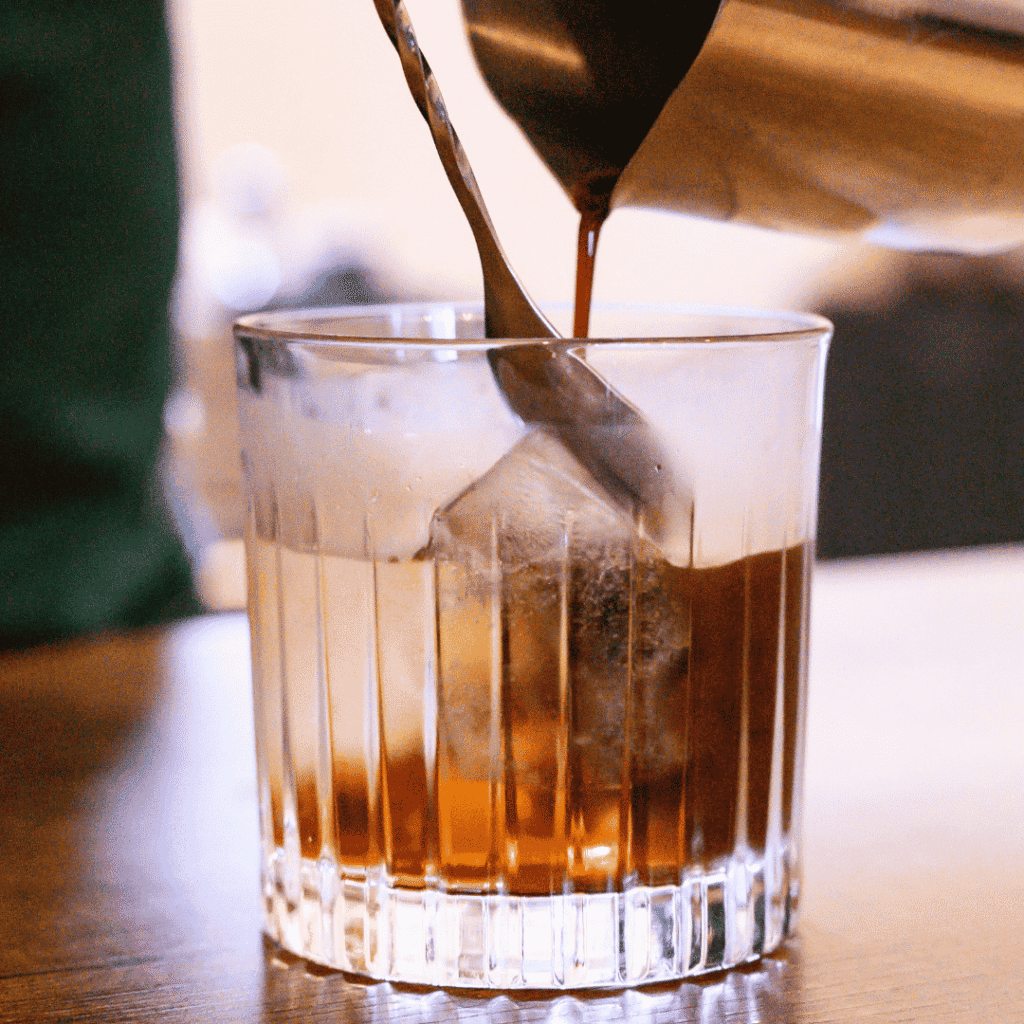 Chrání kovová lžíce před prasknutím sklenice?