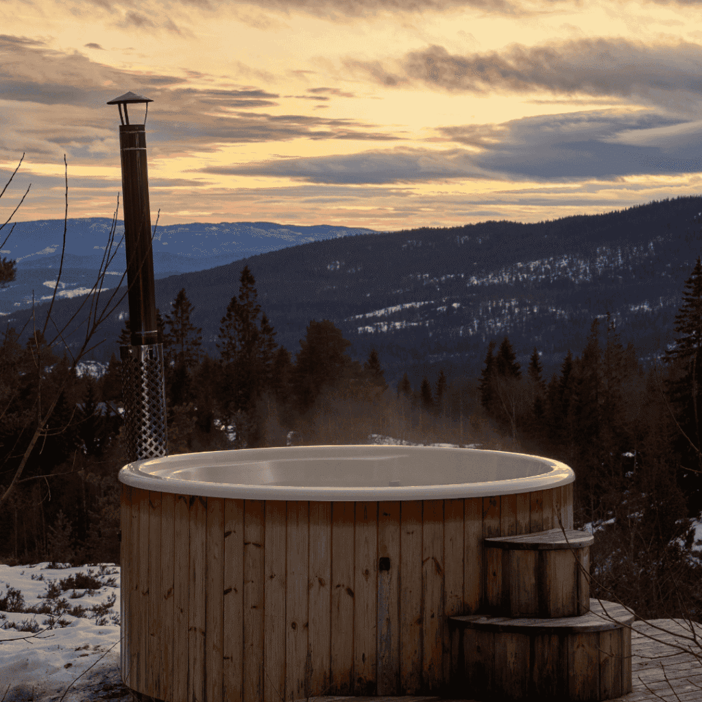 venkovní horká vana v zasněžené krajině