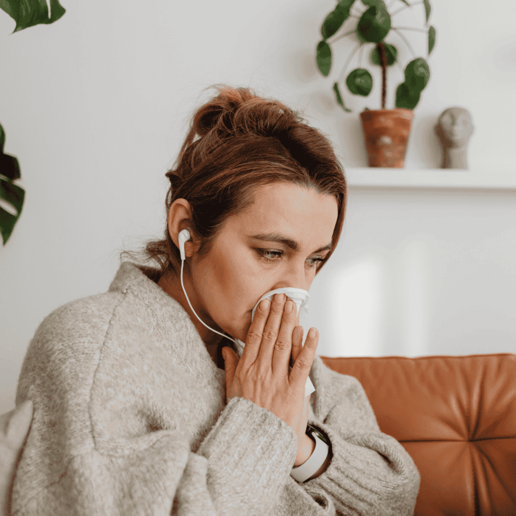 Žena smrkající do kapesníku