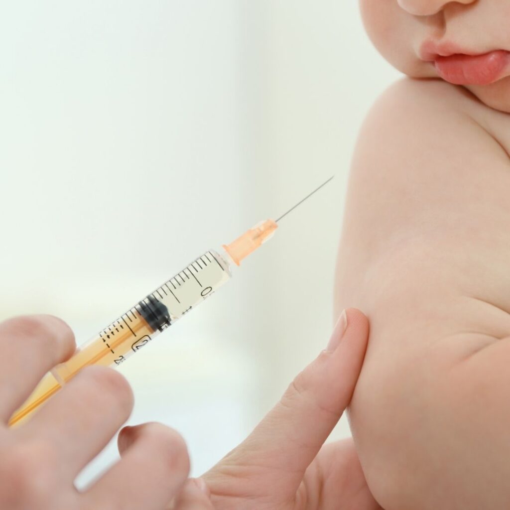je bezpečné očkovat kojenci dvě očkování v jeden den