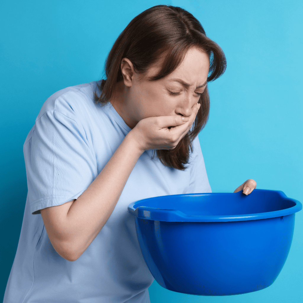 žena trpící nevolností s mísou